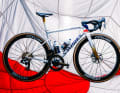 La machine de route, le S-Works Tarmac SL8, a également reçu un design spécial de Lumar Colors.