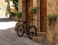 Attention, accrochez-vous ! La variante d'équipement "la moins chère" du nouveau vélo de course marathon coûte déjà 15050 euros.