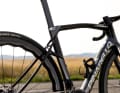 The highlight of this exclusive bike is the suspension concept on the rear triangle. The seat stays are connected to the seat tube at two points and support each other. Pinarello thus promises more suspension comfort in the saddle.