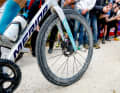 Avec la série Metron RS, Vision présente de nouvelles roues haut de gamme. La nouvelle série a déjà fait ses débuts en course : lors de la Strade Bianche, l'équipe Bahrain Victorious a roulé avec les Metron 45 RS.