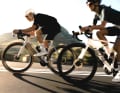 Pas un canapé de confort : la nouvelle selle de course SQlab vise les cyclistes ambitieux et sportifs qui attachent de l'importance à une transmission efficace de la force.
