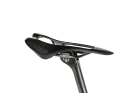 Plateau de selle : Storck comprime le poids de l'Aernario avec une selle minimaliste en carbone.