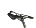 Pour arriver à un poids de 6,6 kilos, Storck fait feu de tout bois. Une selle en carbone minimaliste et peu confortable en fait partie, tout comme ...