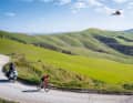 Halsbrecherisch: Mit seiner Radbeherrschung beeindruckt der Brite Tom Pidcock immer wieder. Auf den losen Steinen der Strade Bianche überholt er bergab ein Motorrad und fährt zum Solo-Sieg.