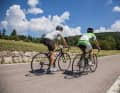 Faire du vélo de course sur des routes tranquilles dans l'Alpe Cimbra