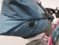 Une valve sur le Drybag aide à comprimer le contenu du sac.