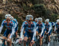 Das ist das Trikot vom Team dsm-firmenich PostNL für die Saison 2024