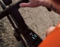 Un écran couleur OLED haute résolution situé dans le tube supérieur fournit toutes les informations pertinentes, quelle que soit l'ambiance lumineuse. Grâce à la connectivité Bluetooth et ANT+, le vélo peut être couplé sans problème avec des compteurs de vélo ou des smartphones.