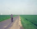 Wie Don Quijote: Kurz vor Paris bläst der Wind übers Land. Als fies und fantastisch zugleich empfinden die Pedalritter den Kampf gegen den unsichtbaren Gegner.