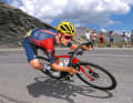 Sur la dernière ligne droite : Tom Pidcock lors de la descente audacieuse du Galibier