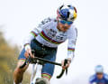 Un artiste de la barre : le champion du monde de cyclocross Tom Pidcock fouille le sable de Merksplas pour son début de saison.