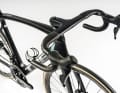 The fact that, despite the exquisite equipment, it is not enough for one of the top places in the weight classification is due, among other things, to the rather heavy handlebar combination
