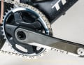 L'équipement haut de gamme avec le SRAM Red XPLR, même s'il s'agit de la version obsolète à douze vitesses, a son prix : il faut compter jusqu'à 4000 euros de plus pour le Trek que pour les vélos comparables de Canyon et Rose.