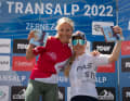 Tour Transalp 2022: Nach der ersten Etappe in Zernez zieht Cathi Rossmann das Leadertrikot an und behält es bis zum Schluss.