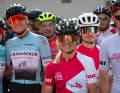 Tour Transalp 2022: Gelöste Stimmung vor dem Start zur dritten Etappe und Cathi Rossmann mittendrin.