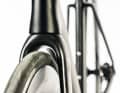 La fourche étroite en carbone ne permet pas de monter des pneus beaucoup plus larges que les Conti Grand Prix 5000S TR de 25 millimètres.