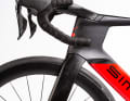 Presque tous les vélos de course modernes sont optimisés sur le plan aérodynamique. Grâce à des adaptations du règlement technique, l'UCI autorise depuis 2001 des formes de cadre extrêmement planes.