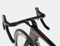 Simplon complements the flat handlebars with a two-piece stem.