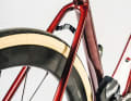 The tyre clearance is ample and the Venom can also be used as a gravel bike. The bridge for the mudguard can be unscrewed when not in use