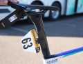 A special seat post with an elastomer element provides a suitable suspension for an aero racer