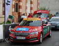 Cependant, lors des étapes longues et montagneuses, le directeur de course Christian Prudhomme monte dans une voiture à propulsion hybride avec une plus grande autonomie.