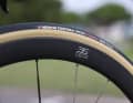 Ce poids n'est possible qu'avec des pneus à chambre à air : les jantes et les pneus tubeless habituellement utilisés pèsent environ 200 grammes de plus.