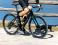 Auf dem Nytro Gravel sitzt man noch komfortabler als auf der Straßen-Variante. Die maximale Reifenfreiheit liegt bei 50 Millimeter, zudem lässt sich das Bike mit Gepäckträger und Schutzblechen nachrüsten.