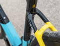 Le guidon et la tige de selle ronde sont simplement serrés de manière classique.