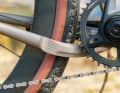 Ein Custom-Yoke sorgt am Titanrahmen des Wondercross Wanderer Gravelbikes für große Reifenfreiheit.