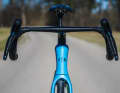 The flat handlebar, which was developed in cooperation with Deda, is the central component for the fast setup.