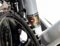 Le cadre, fabriqué à la main à Milan, est en acier inoxydable XCR de Columbus.