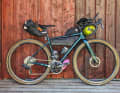 Voici la photo originale - prête pour la course d'ultracyclisme Bright Midnight