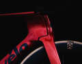 The flat head tube is in line with the UCI technical regulations. The fork sits further in front of the head tube.