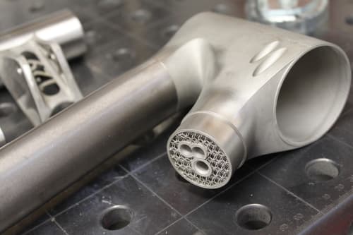 Solche Gitterstrukturen wären ohne 3D-Drucker nicht möglich. Das Endprodukt ähnelt in seinen Eigenschaften aber “normalen” Stahl- oder Titanmuffen.