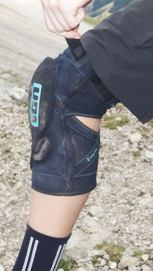   Der unauffällige Velcro-Strap fixiert den ohnehin straffen Schoner perfekt am Bein.