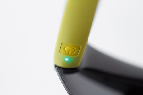   Die Everysight Raprot ist eigentlich ein Computer samt Kamera, GPS und Empfänger für Bluetooth und ANT+ und ersetzt einen herkömmlichen Bike-Computer. Der Hauptschalter der Brille sitzt im linken Bügel. Mit einem kurzen Druck lässt sich hier auch die Anzeige ausschalten, während die Aufzeichnung der Fahrdaten weiterläuft. 