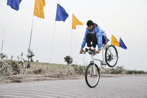   Auch den gibt es: längster Stoppie mit den Füßen auf dem Lenker. Weltrekord, gehalten von dem Inder Abdul Rahaman: 17,5 Meter.