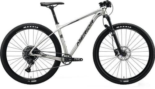     <a href="https://www.awin1.com/cread.php?awinmid=15695&awinaffid=471469&clickref=Merida+Big.Nine+NX-Edition&p=%5B%5Bhttps%253A%252F%252Fwww.fahrrad-xxl.de%252Fmerida-big-nine-nx-edition-x0042895%5D%5D&pref1=bike" target="_blank" rel="noopener noreferrer nofollow">Merida Big.Nine NX-Edition</a> * (Wert 1399 Euro)   Mit dem silber schimmernden Alu-Hardtail können Anfänger so richtig in die Pedale treten. Wie der Name schon verrät, ist der 29-Zöller mit Srams NX-Schaltgruppe bestückt. Hydraulische Scheibenbremsen und eine 100-Millimeter-Manitou-Federgabel bieten einen soliden Einstieg für Cross-Country- und Trail-Biker.