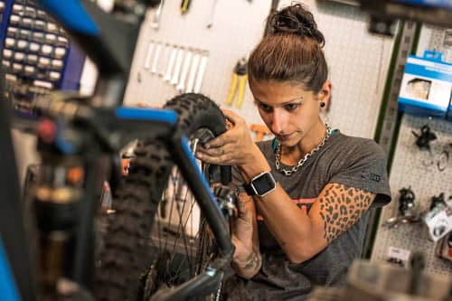   Im Maxx Bikeshop in Latsch gibt es hochwertige Leih-E-MTBs und einen ausgezeichneten Service von Chiara.