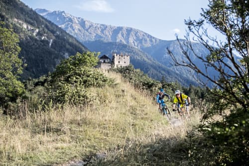   Maximale Flow-Ausschöpfung gibt es dann fast im Tal auf dem welligen Montani-Trail, der an Burgen vorbei den Hang quert. 