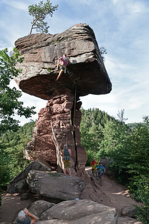   Der Teufelstisch bei Hinterweidenthal ist nur eine der spektakulären Sandsteinformationen der Südpfalz. An diesem Felsen wurde in der Anfangszeit der Freeclimbing-Ära deutsche Klettergeschichte geschrieben.