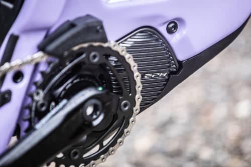   Klein, aber oho! Das Tretlager beherbergt den 85 Newtonmeter starken EP8-Motor von Shimano. Die schmale Bauweise spart fast 300 Gramm gegenüber den Modellen von Bosch und Brose.