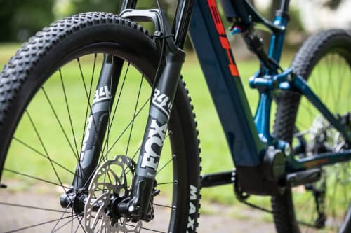   Die 34er-Fox-Gabel stellt an den LT-Modellen 120 Millimeter Federweg bereit.