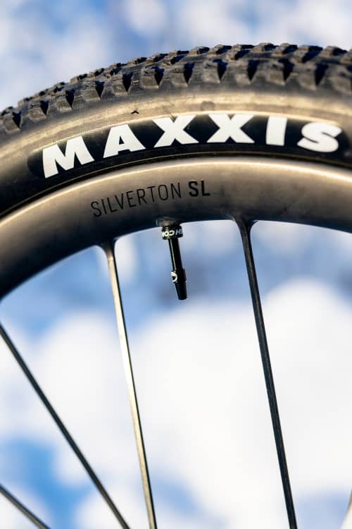   Im Inneren der Maxxis-Reifen soll die Pannenschutzeinlage von Cushcore Reifendefekte verhindern.