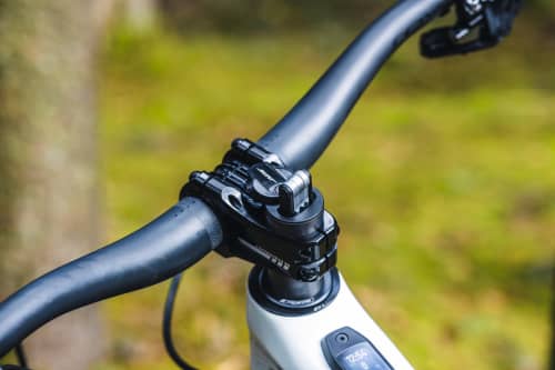  Specialized Levo: Nicht neu, aber immer noch super: das serienmäßig im Steuersatz integrierte Multi-Tool. Ein echter Mehrwert.