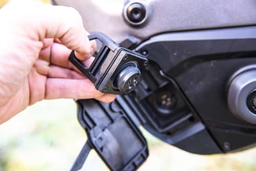   Specialized Levo: Kein Durchkommen: Die neue Verbindung von Akku und Motor mit mehrfacher Dichtung und fester Verriegelung soll Wasser und Feuchtigkeit von den Kontakten fernhalten. „Bulletproof“, sagen die Levo-Entwickler.