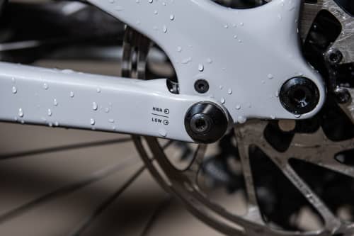   Speedsensor-Integration: Next Level! Der Geschwindigkeitssensor ist komplett im Ausfallende eingelassen. Das einzig sichtbare Teil ist eine kleine Schraube und das Kabel im Spalt zwischen Kettenstrebe und Ausfallende. So geht Integration.