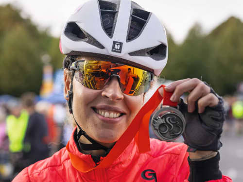Nach ihrem ersten Radrennen wartet Kathrin Jahn ziemlich lange auf die Medaille mit ihrem eingravierten Ergebnis 