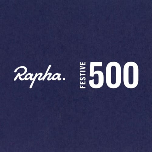 Für die kalten Stunden im Rennrad-Sattel zum Jahresende gibt’s fürs Finishen der Rapha Festive 500 Challenge ein digitales Abzeichen. 