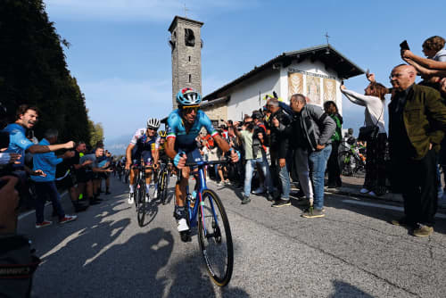 Der scheidende Radprofi Nibali passiert die Kapelle an der Madonna del Ghisallo 